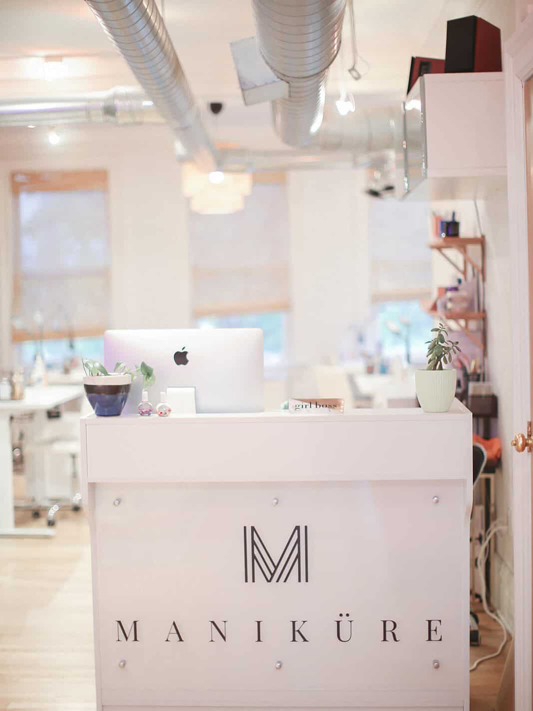Maniküre front desk