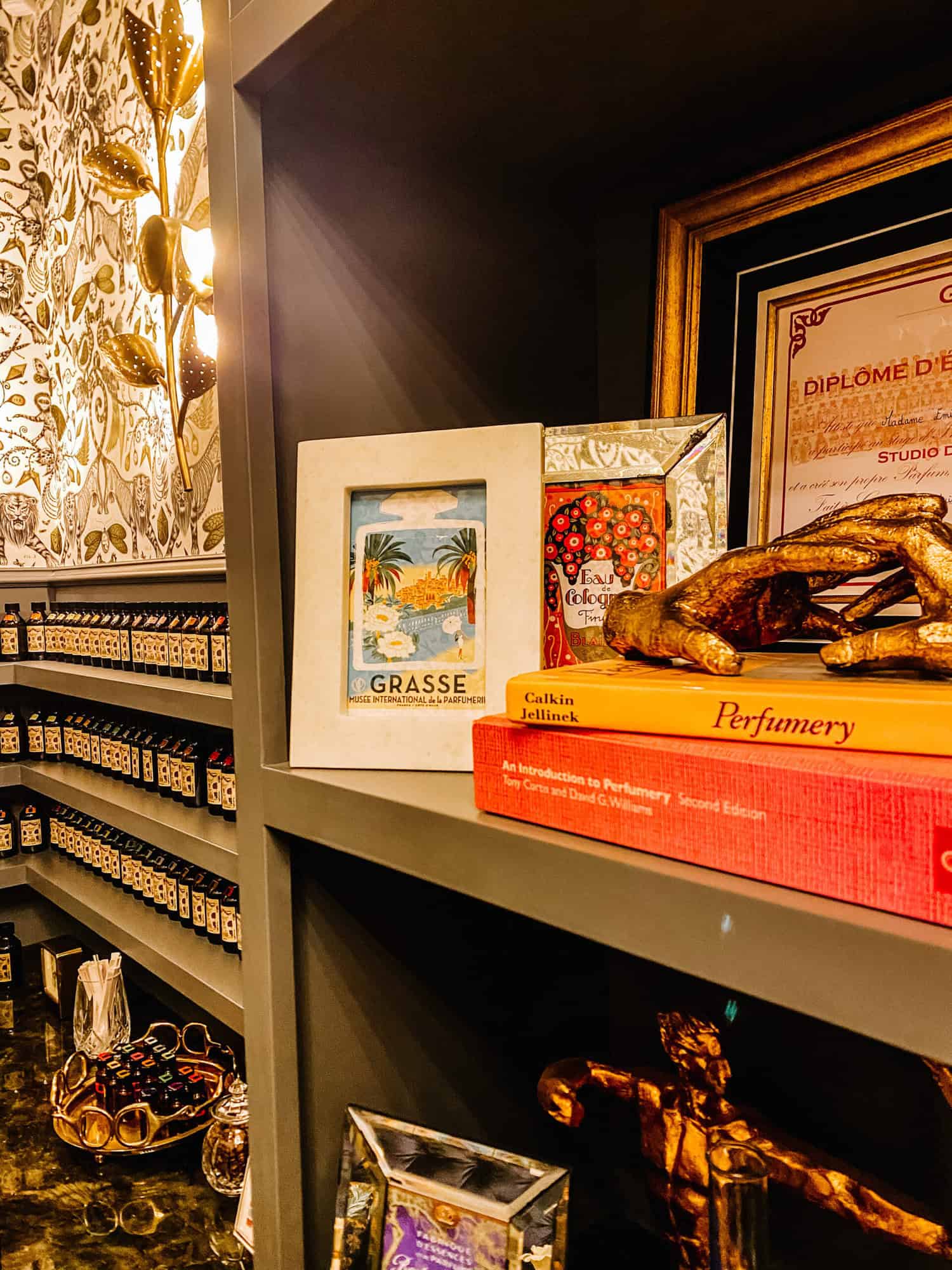 A photo of a well-designed bookshelf at Galimard.