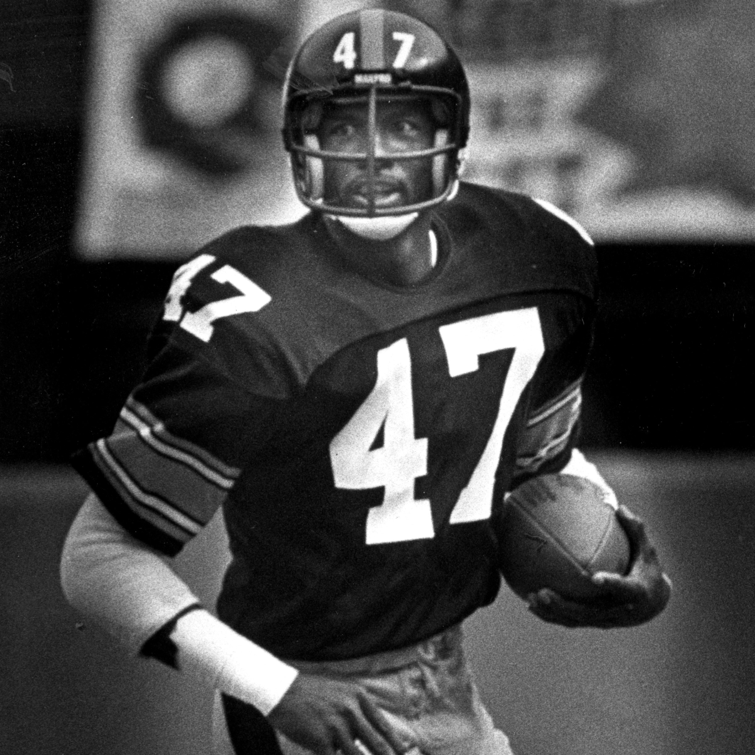 A black and white photo of Mel Blount during a Steelers game, who will be at the Great Yinzer Tailgate on November 4th, 2023.