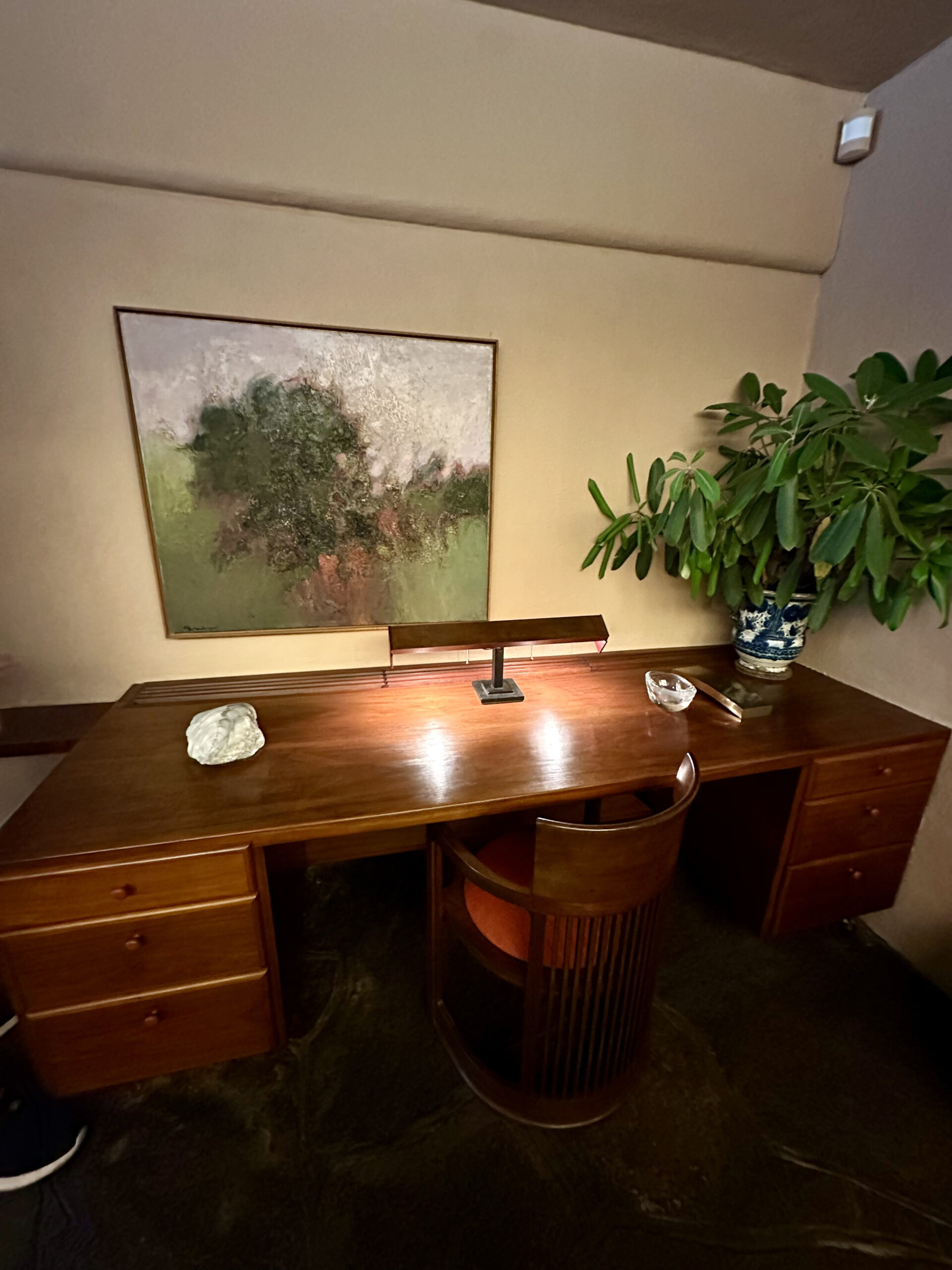 A photo of a desk area on display.